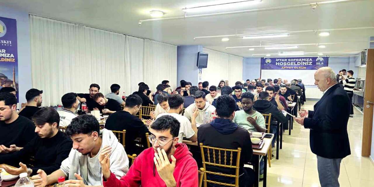 universite-ogrencileri-iftar-sofrasinda-bulusuyor