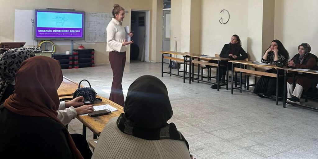 ergenlik-doneminde-cocugunuza-nasil-yaklasmalisiniz?