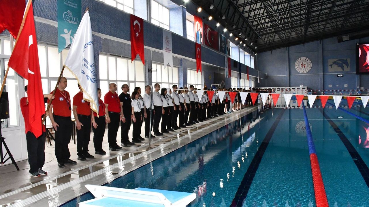 yuzme-yildizlar-grup-musabakalari-coskuyla-basladi