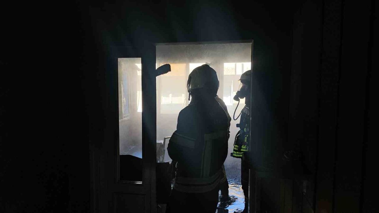 apartman-yangini-ekiplerce-sonduruldu