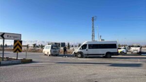 Kamyonet ile okul servis minibüsü çarpıştı: 5 yaralı