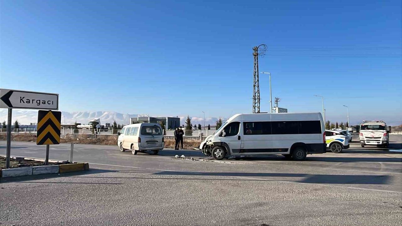 kamyonet-ile-okul-servis-minibusu-carpisti:-5-yarali