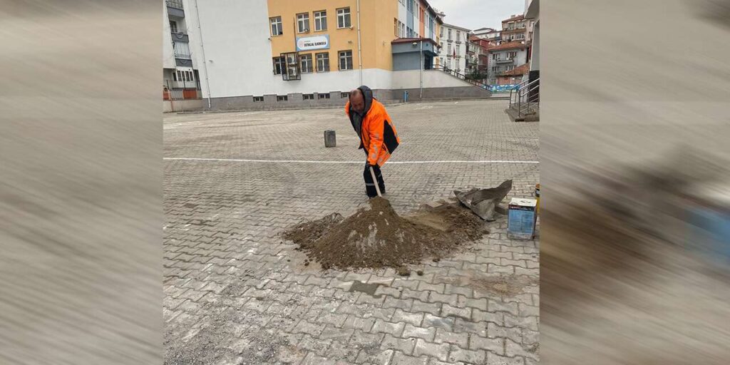 belediye-ekiplerinden-okul-bahcesinde-yenileme-calismasi