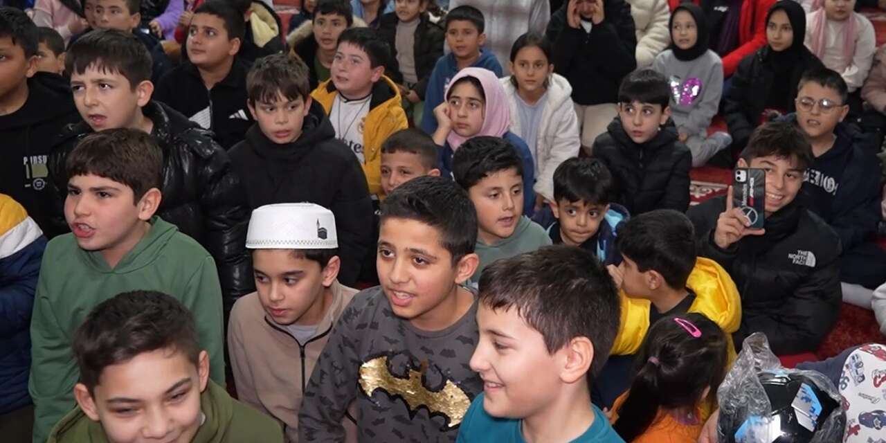 yahsihan’da-cocuklar-kabe’de-hacilar-hu-der-allah-ilahisini-seslendirdi