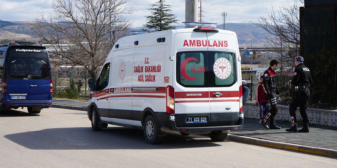 kirikkale’de-korkunc-olay!-dolmus-icinde-bicakladi!