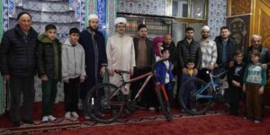 Teravih namazına camiye gelen çocuklar ilahi söyledi