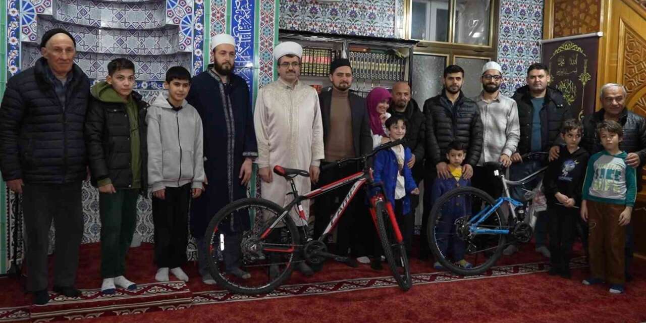 teravih-namazina-camiye-gelen-cocuklar-ilahi-soyledi