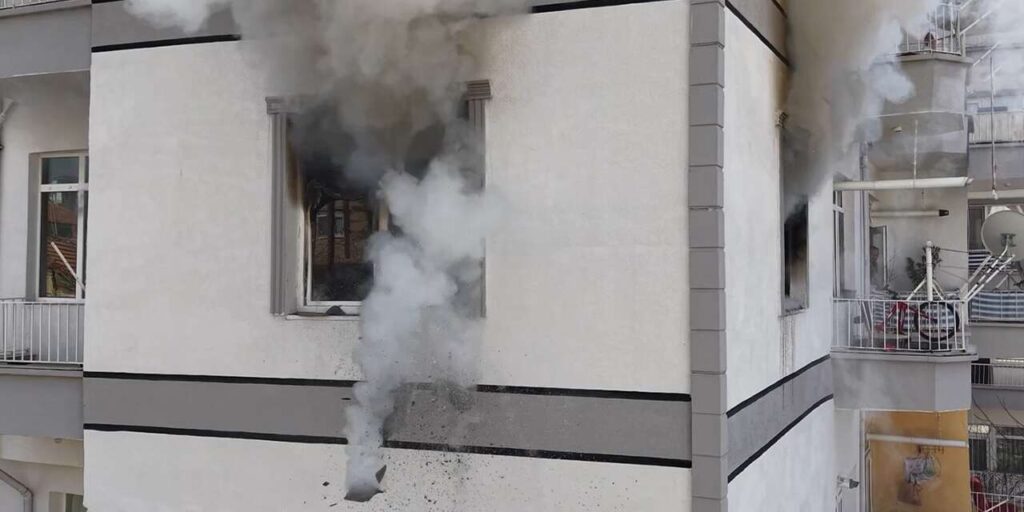 cocuklarini-kurtarmak-icin-yanan-eve-yeniden-girdi