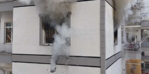 Çocuklarını kurtarmak için yanan eve yeniden girdi