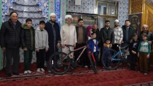 Teravih Namazına Camiye Gelen Çocuklar İlahi Söyledi