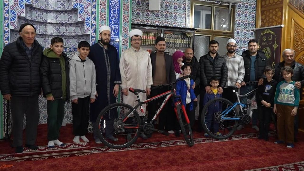 teravih-namazina-camiye-gelen-cocuklar-ilahi-soyledi