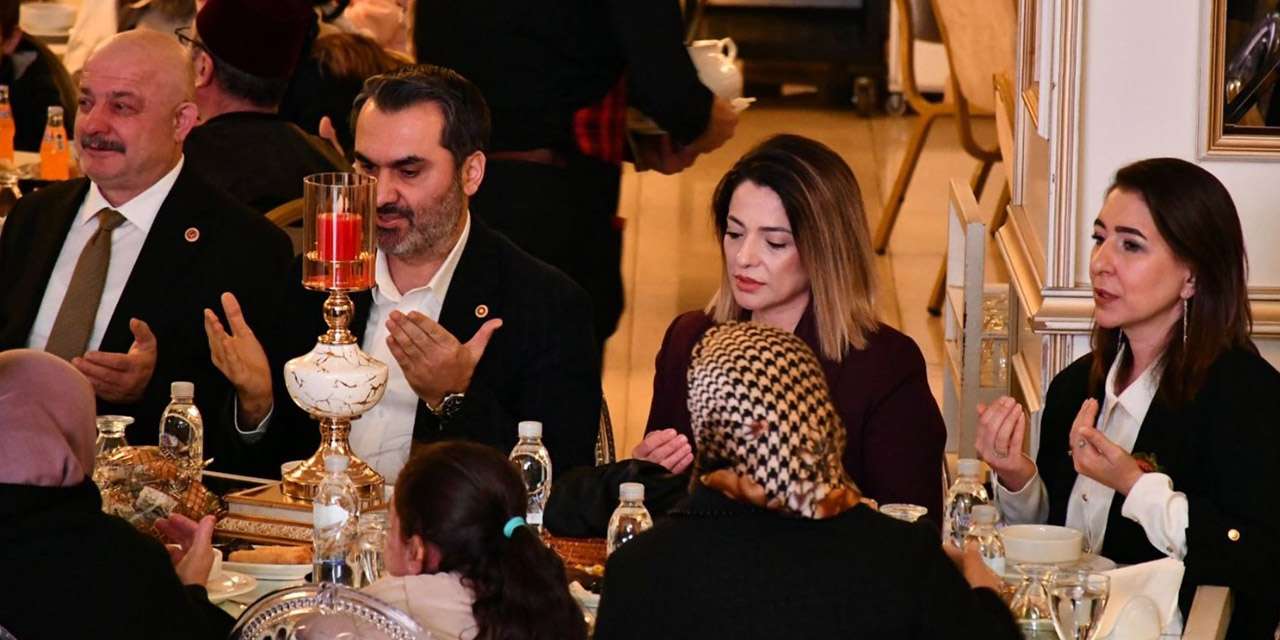 kaplan-cifti-kirikkaleli-ailelerle-ayni-sofrada-iftar-acti