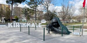 Şehir Parkı’nda vatandaş  gözlerine inanamadı: Heykeli Bile Hapsettiler!