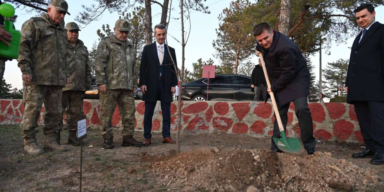 kirikkale’de-sehit-aileleriyle-anlamli-bulusma:-hatira-fidanlari-toprakla-bulustu