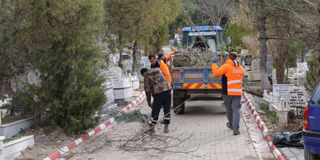 ahmet-onal-dugmeye-basti:-kabristanlarda-bayram-hazirligi