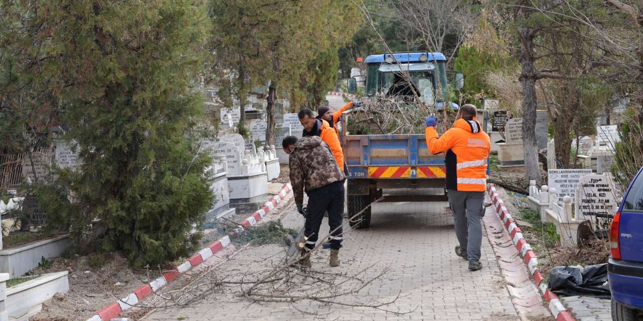 ahmet-onal-dugmeye-basti:-kabristanlarda-bayram-hazirligi