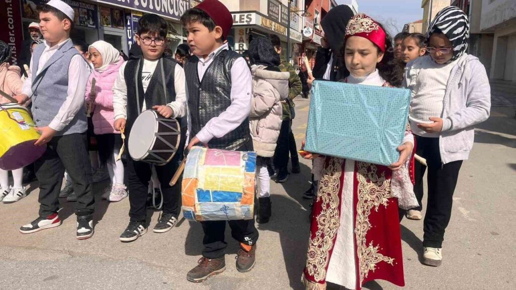 minikler-soyledikleri-ilahilerle-mest-etti