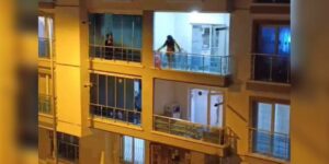 Sinir krizi geçiren genç kadın balkonundaki eşyaları yola fırlattı