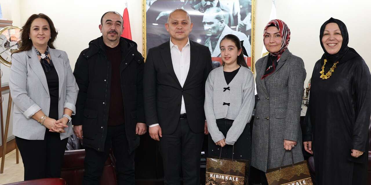 istiklal-marsi’ni-en-guzel-okuyan-begum’e-onal’dan-odul