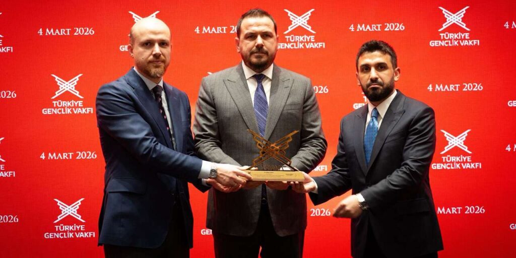 bilal-erdogan’dan-adnan-duman’a-odul