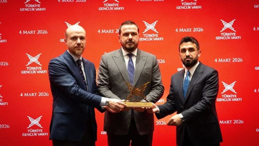 adnan-duman’a-sosyal-sorumluluk-plaketi