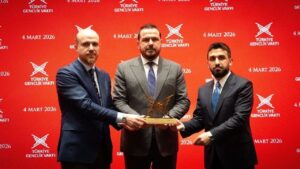 Adnan Duman’a Sosyal Sorumluluk Plaketi