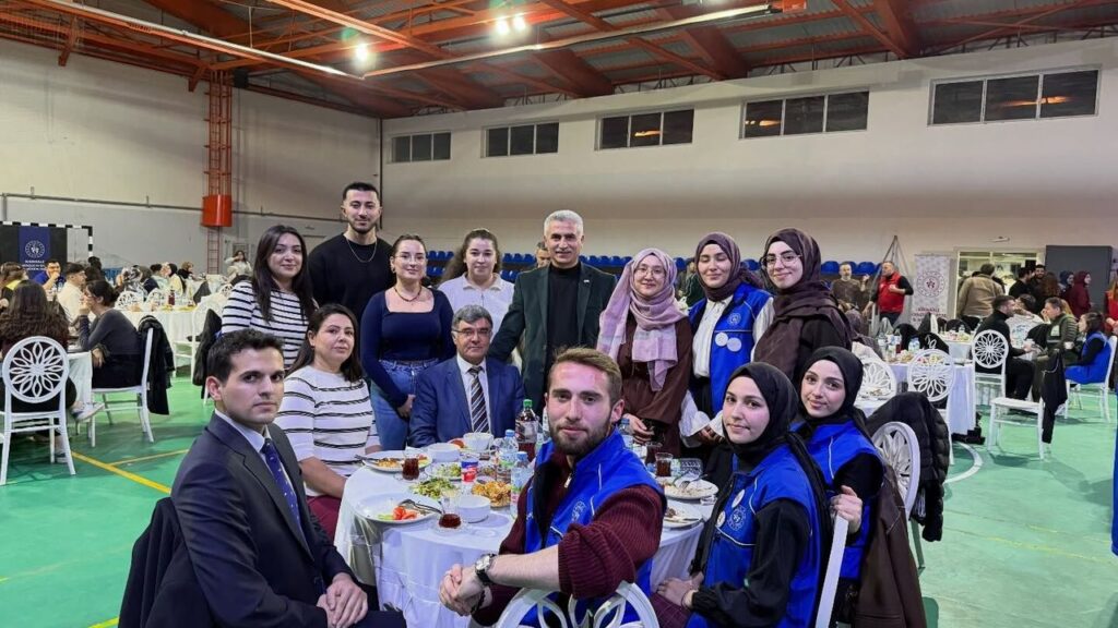 kampus-iftarinda-gencler-bir-araya-geldi