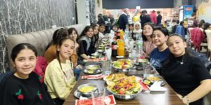 Öğrencileri aynı sofrada buluşturan iftar: Hep birlikte dua etiler