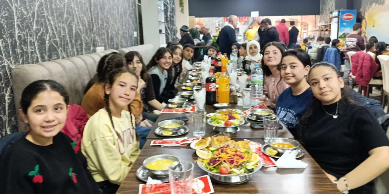 ogrencileri-ayni-sofrada-bulusturan-iftar:-hep-birlikte-dua-etiler