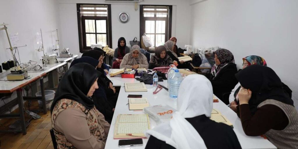 bu-konakta-her-gun-kadinlar-mukabele-icin-bulusuyor