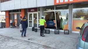 Fren yapmak yerine gaza basan otomobil süpermarkete girdi
