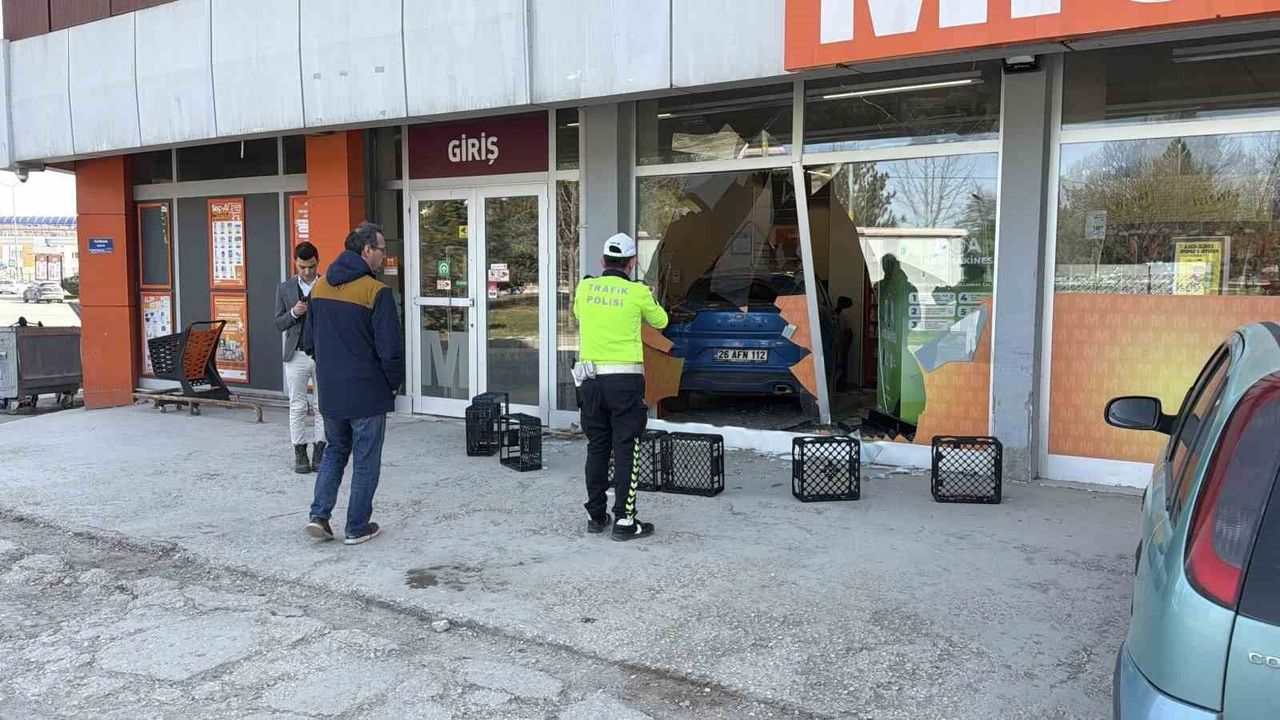 fren-yapmak-yerine-gaza-basan-otomobil-supermarkete-girdi