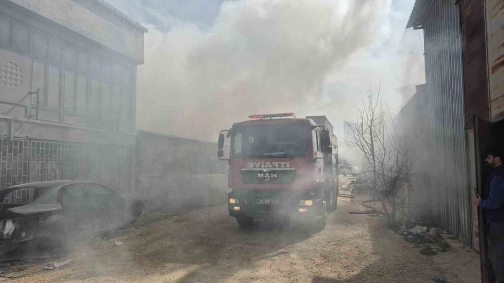 mobilya-deposunda-yangin