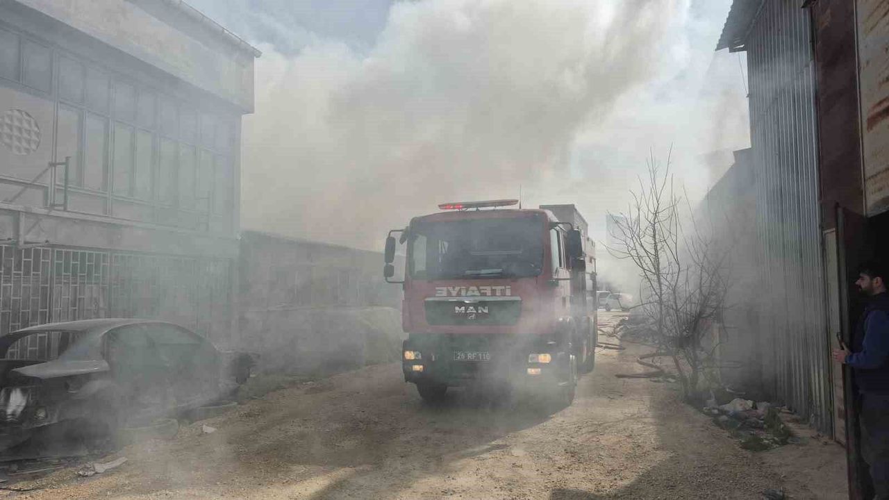 mobilya-deposunda-yangin