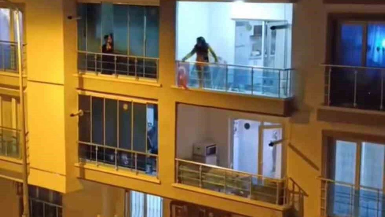 sinir-krizi-geciren-genc-kadin-balkonundaki-esyalari-yola-firlatti