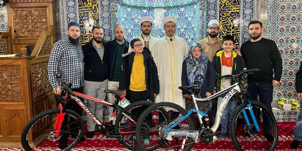 keskin’de-cocuklar-namazda-bulustu,-hediyeleri-kapti