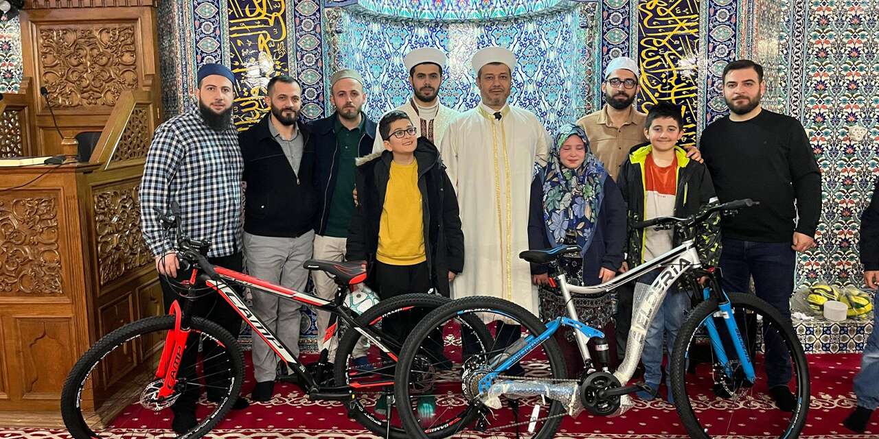 keskin’de-cocuklar-namazda-bulustu,-hediyeleri-kapti