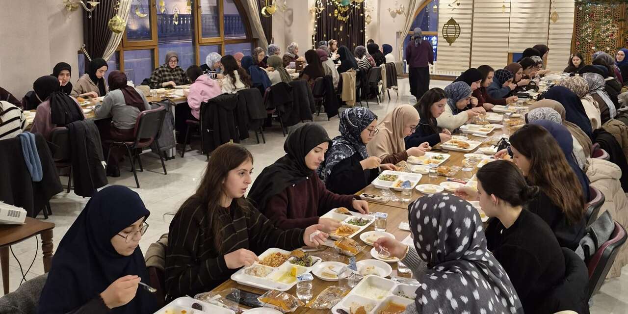 il-muftulugu,-gencleri-ayni-sofrada-bulusturuyor