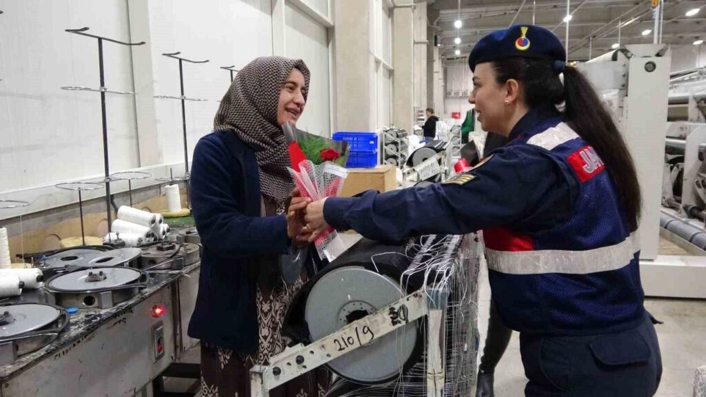 jandarma-8-mart-kadinlar-gunu-dolayisiyla-fabrika-iscisi-kadinlari-unutmadi