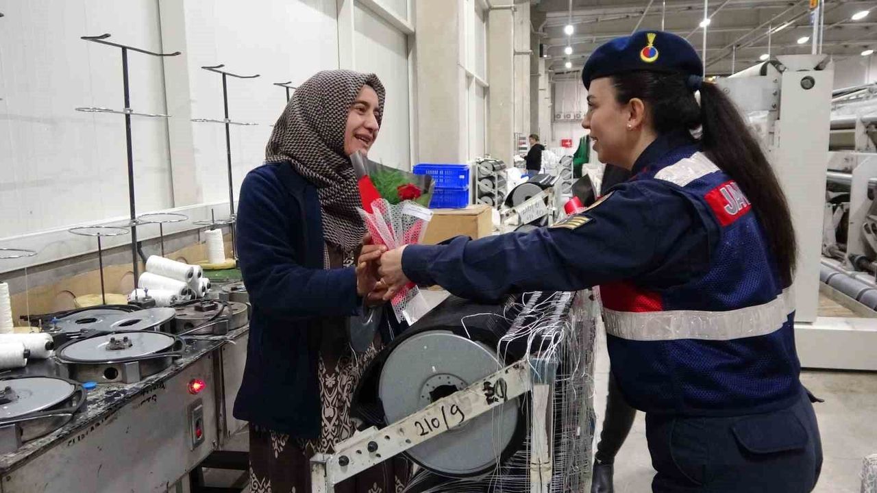 jandarma-8-mart-kadinlar-gunu-dolayisiyla-fabrika-iscisi-kadinlari-unutmadi