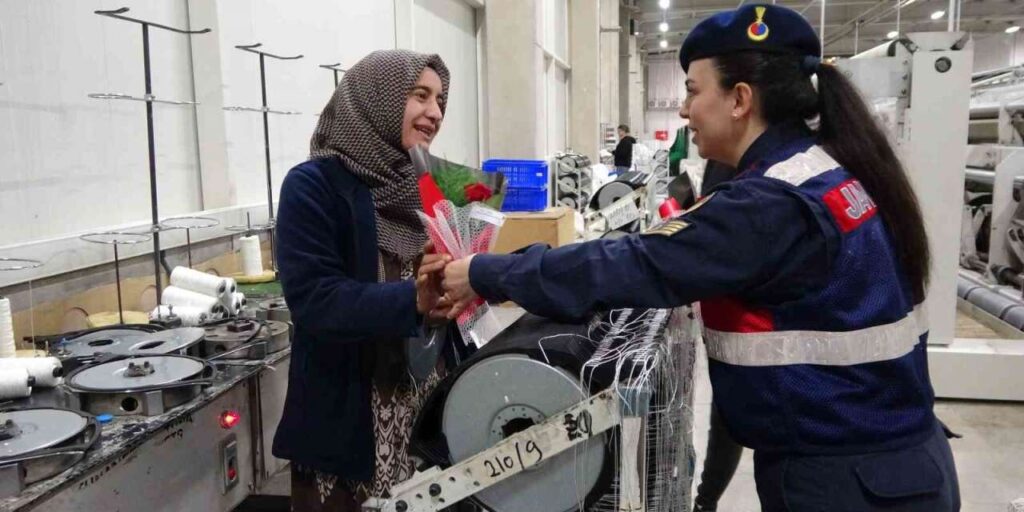 jandarma-8-mart-kadinlar-gunu-dolayisiyla-fabrika-iscisi-kadinlari-unutmadi