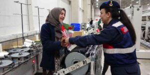 Jandarma 8 Mart Kadınlar Günü dolayısıyla fabrika işçisi kadınları unutmadı