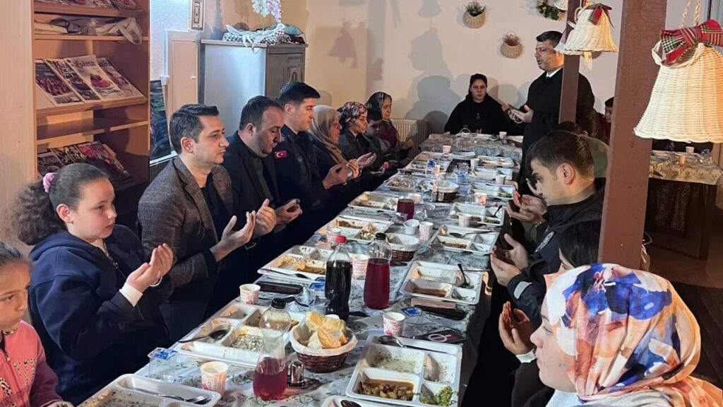 kaymakam-kayaturk-iftarda-ailelerle-bulustu