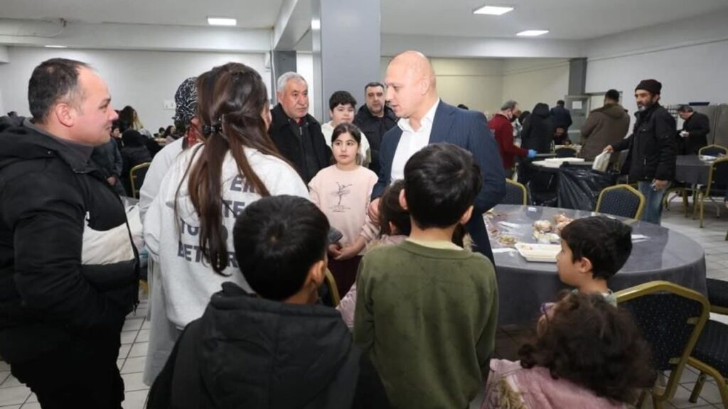 baskan-onal-vatandaslarla-iftar-sofrasinda-bulustu