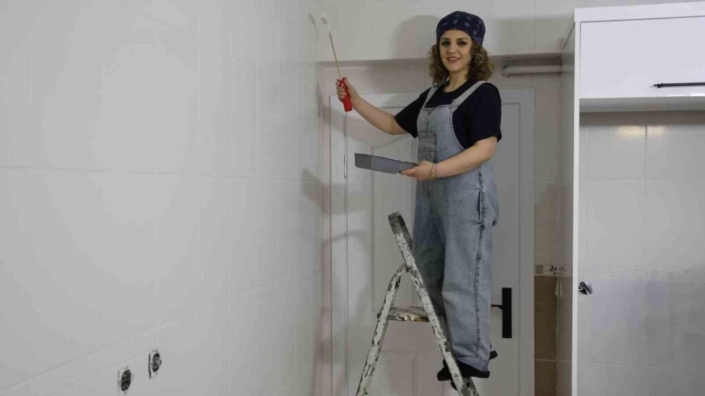 hemcinsleri-tirnaklarini-boyarken-o-duvarlari-boyamayi-tercih-etti