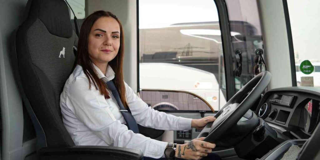 hostesken-otobus-kaptani-olan-serenay-goc:-“kadinlarimiz-her-alanda-olmali”
