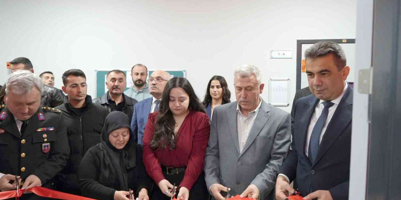 sehidin-adi-koy-okulundaki-kutuphaneye-verildi,-ailesi-gozyaslarina-hakim-olamadi