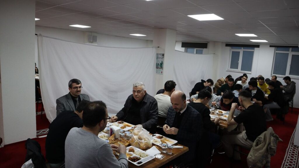 yahsihan’da-ogrenciler-ve-protokol-iftar-sofrasinda-bulustu