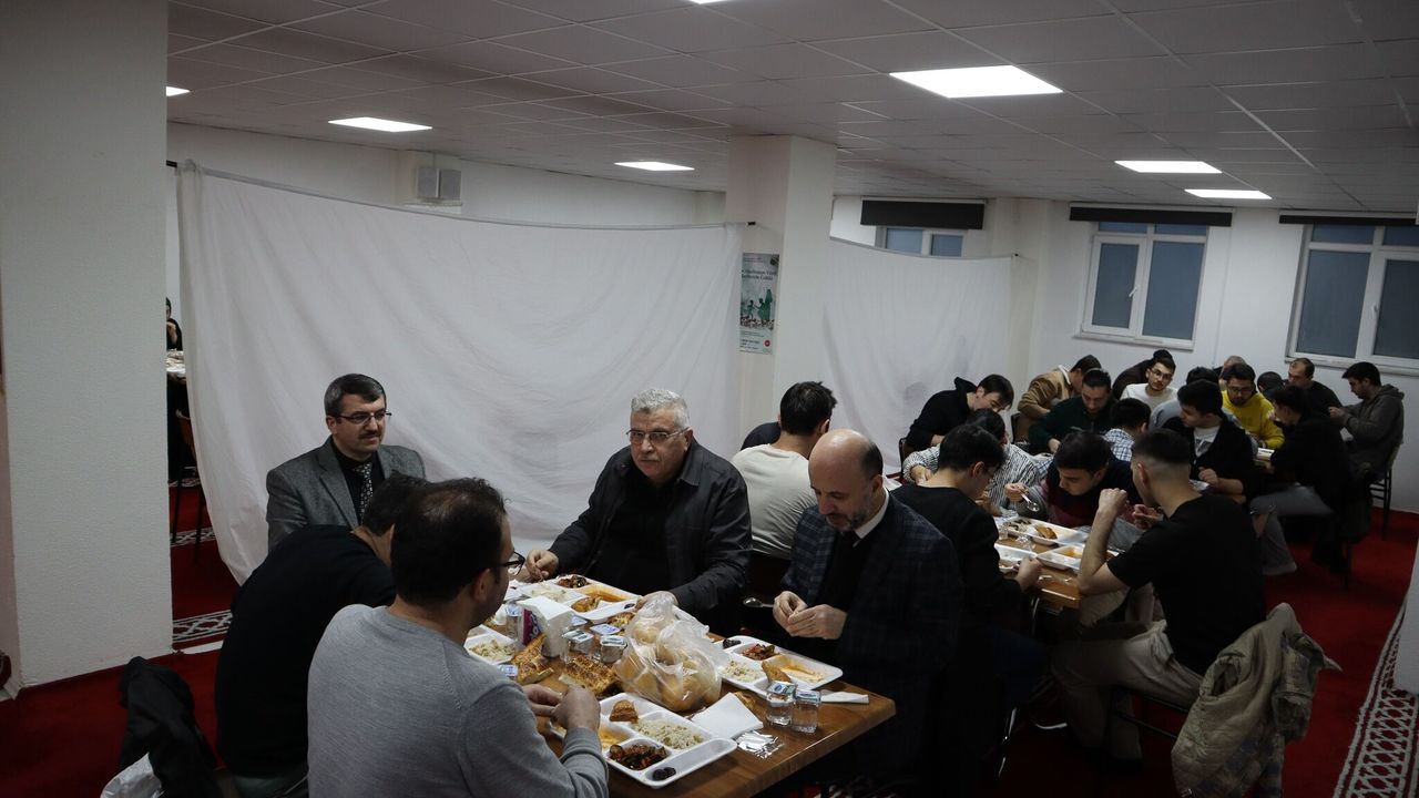 yahsihan’da-ogrenciler-ve-protokol-iftar-sofrasinda-bulustu