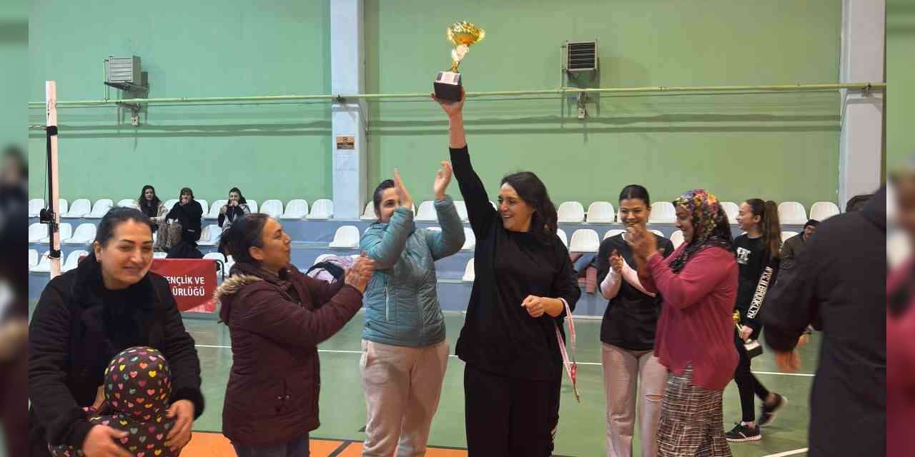 beylikova’da-’anne-kiz-voleybol-turnuvasi’-buyuk-ilgi-gordu
